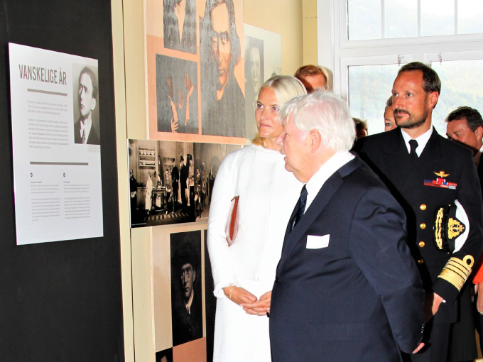 Krigshistoriker Terje Sølvberg viste Kronprinsparet omkring i utstillingen. Foto: Thomas Hagen